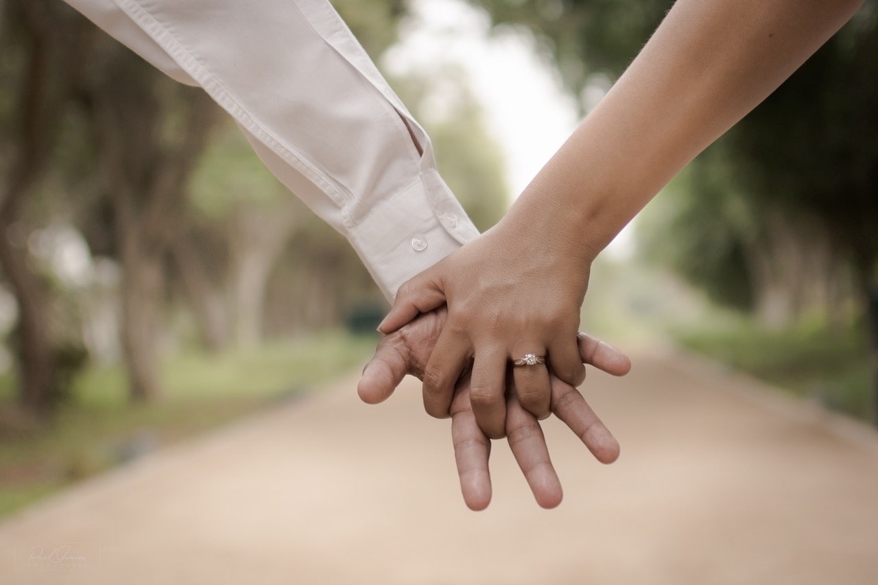 holding hands syncs brainwaves